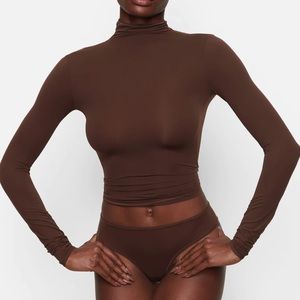 SKIMS FITS EVERYBODY TURTLENECK TOP size M color Cocoa.